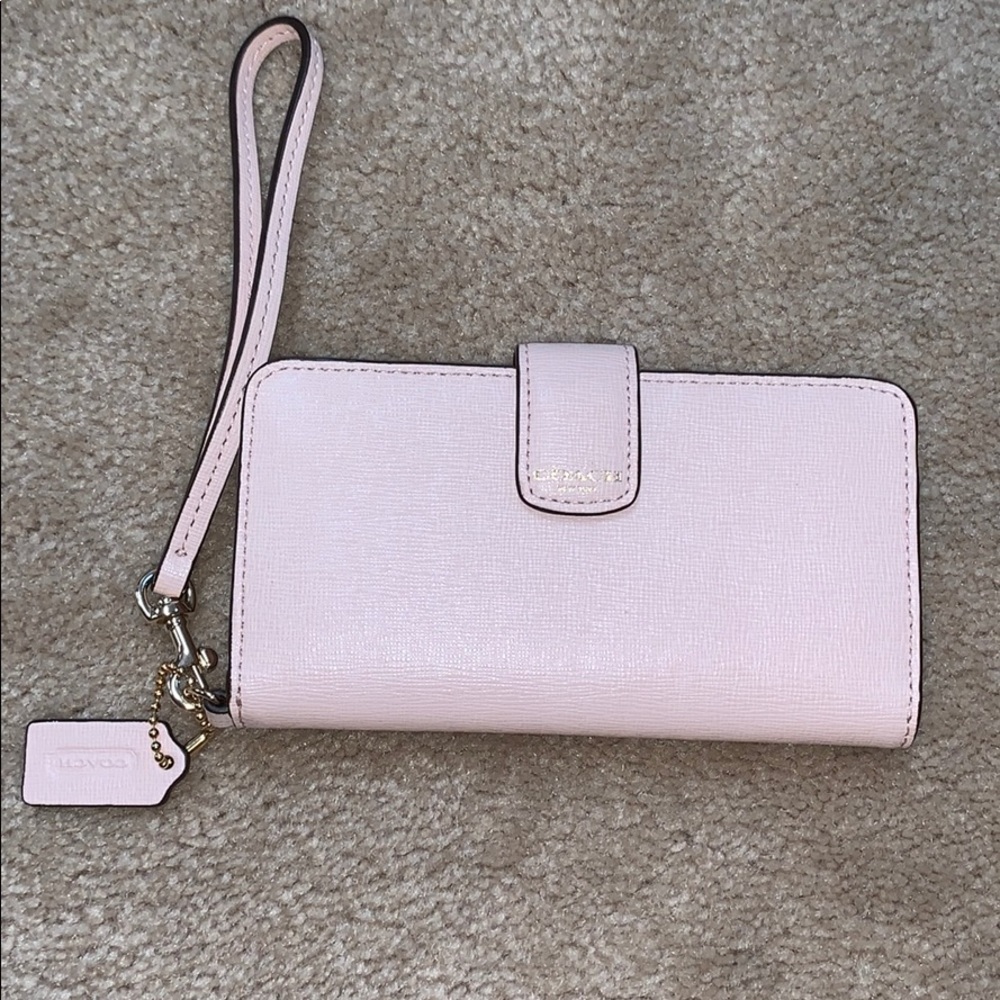 Light pink coach wristlet/wallet perfect condition